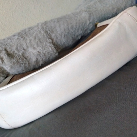 SOLD! Coach Sutton Signature Shoulder Bag (52577) - Picture 3 of 9